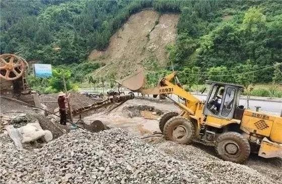 奉节一临时碎石加工点违规直排污水遭严厉查处